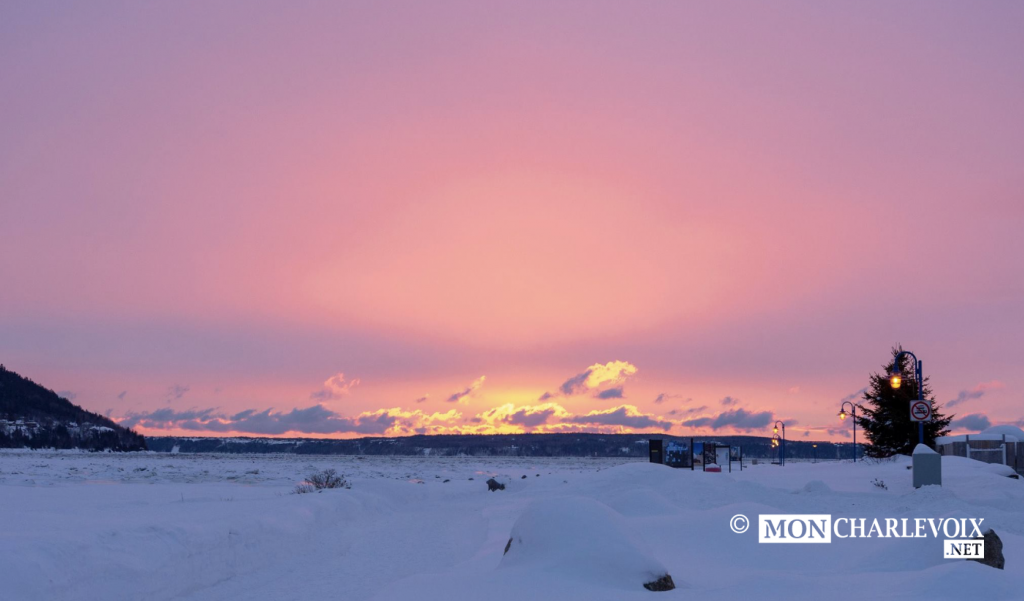 WOW!  Février nous offre un magnifique lever de soleil. Photo d'Alain Caron