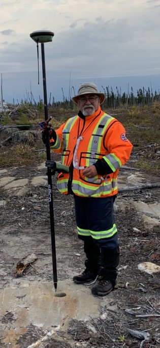 Serge sur le site d'une mine de lithium à la Baie James.
